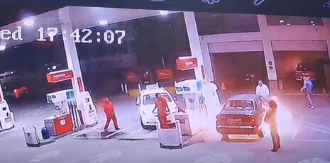 Cámaras captaron cómo inició el incendio en un grifo de Arequipa que dejó dos autos calcinados (VIDEO)
