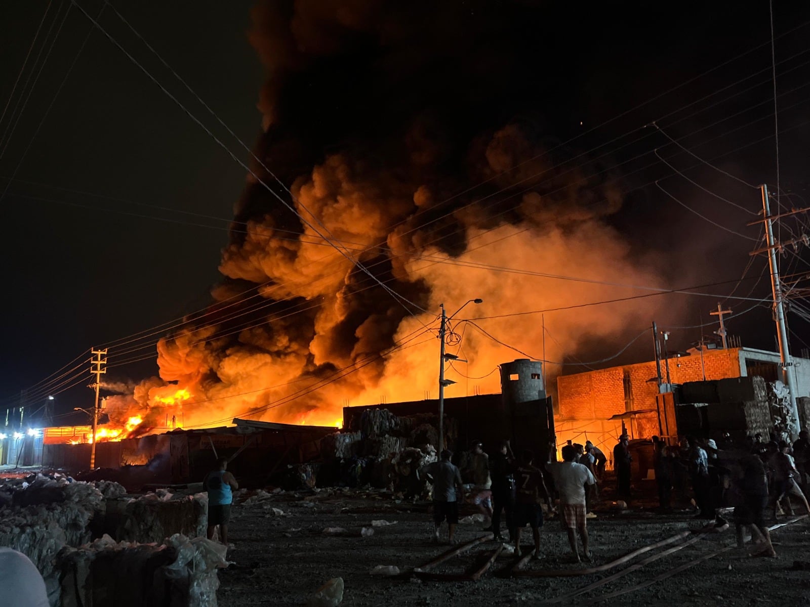 Un voraz incendio deja cerca de S/1 millón en pérdidas en Piura