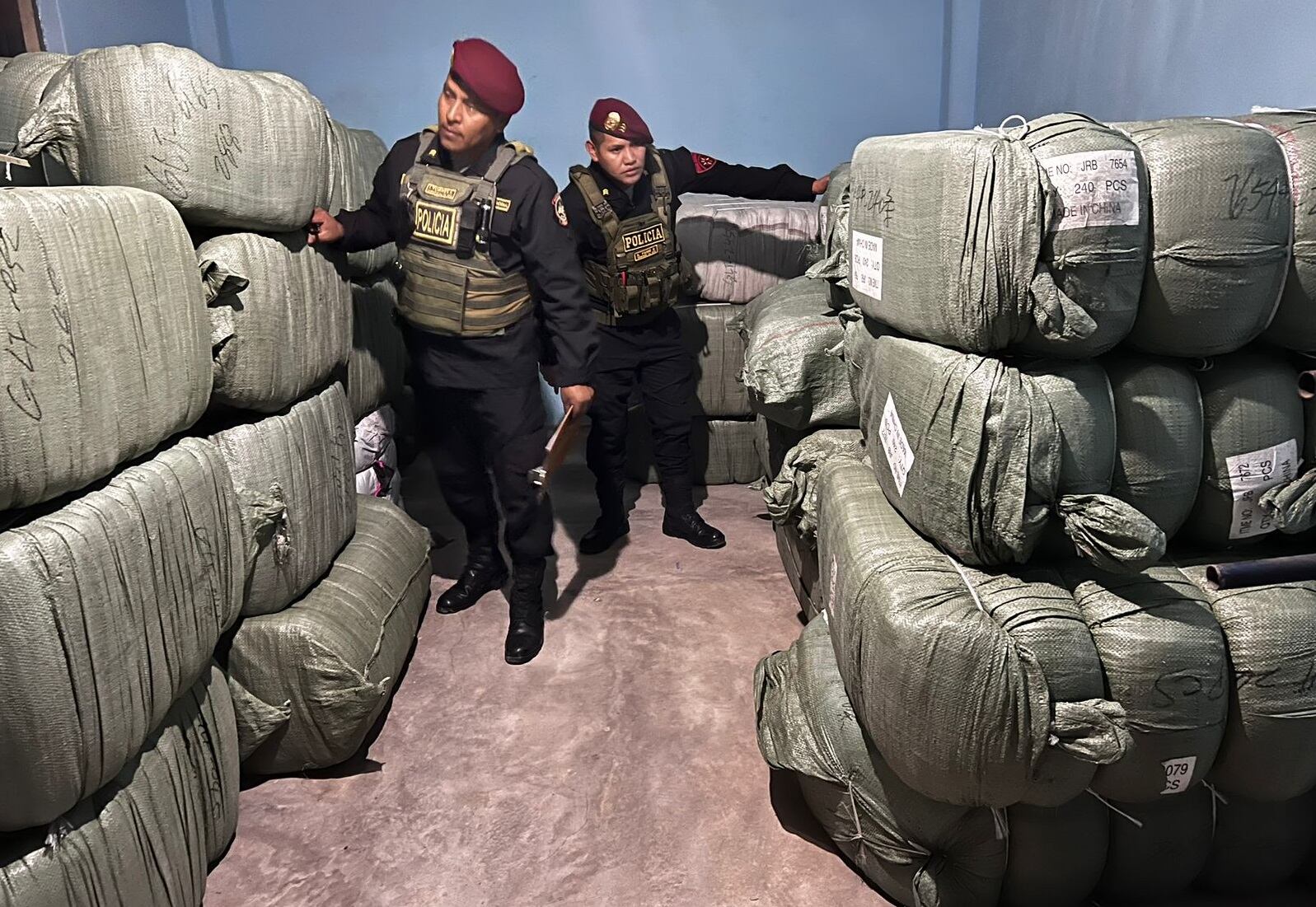 Bultos o fardos con prendas de procedencia extranjera y sin documentación estaban en dos habitaciones