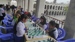 Niños se miden en torneo de ajedrez en el portal Municipal de Arequipa (VIDEO)