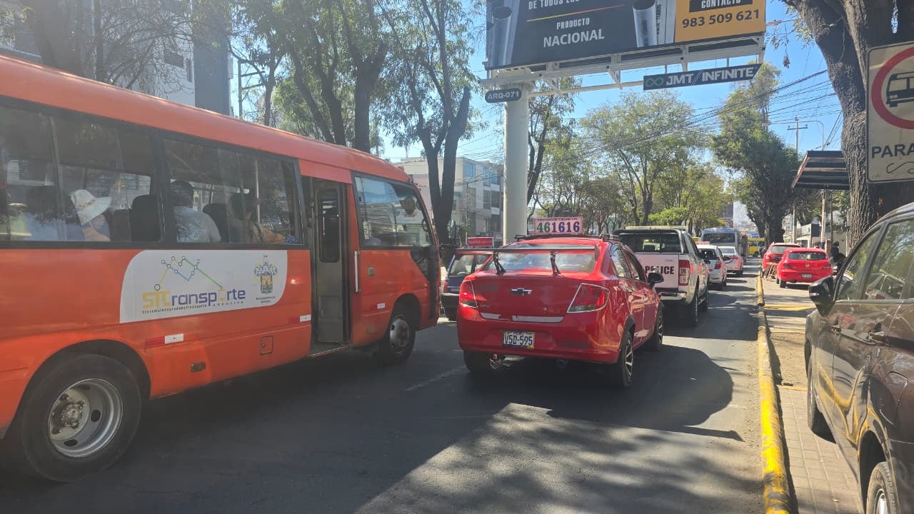 Congestión vehicular en la Av. Ejército por el cierre de la primera cuadra (Foto: Yunsu Pariapaza/@photo.gec)
