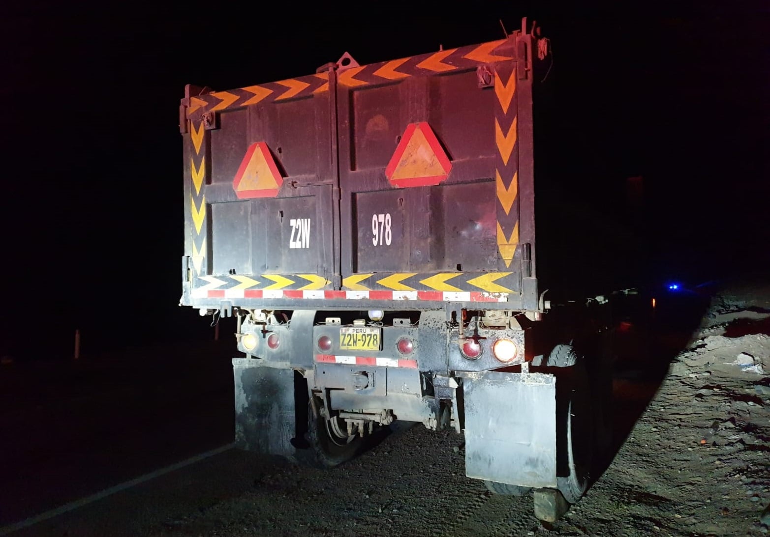 Camión tipo volquete recibió el impacto del auto en su parte posterior