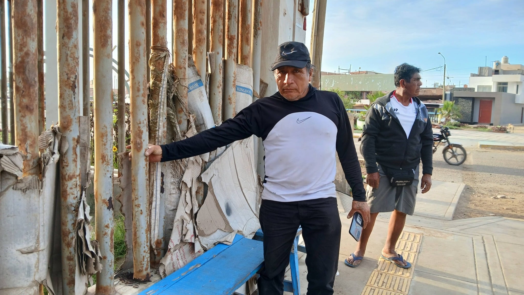 Sin agua potable y con estructuras oxidadas y corroídas.