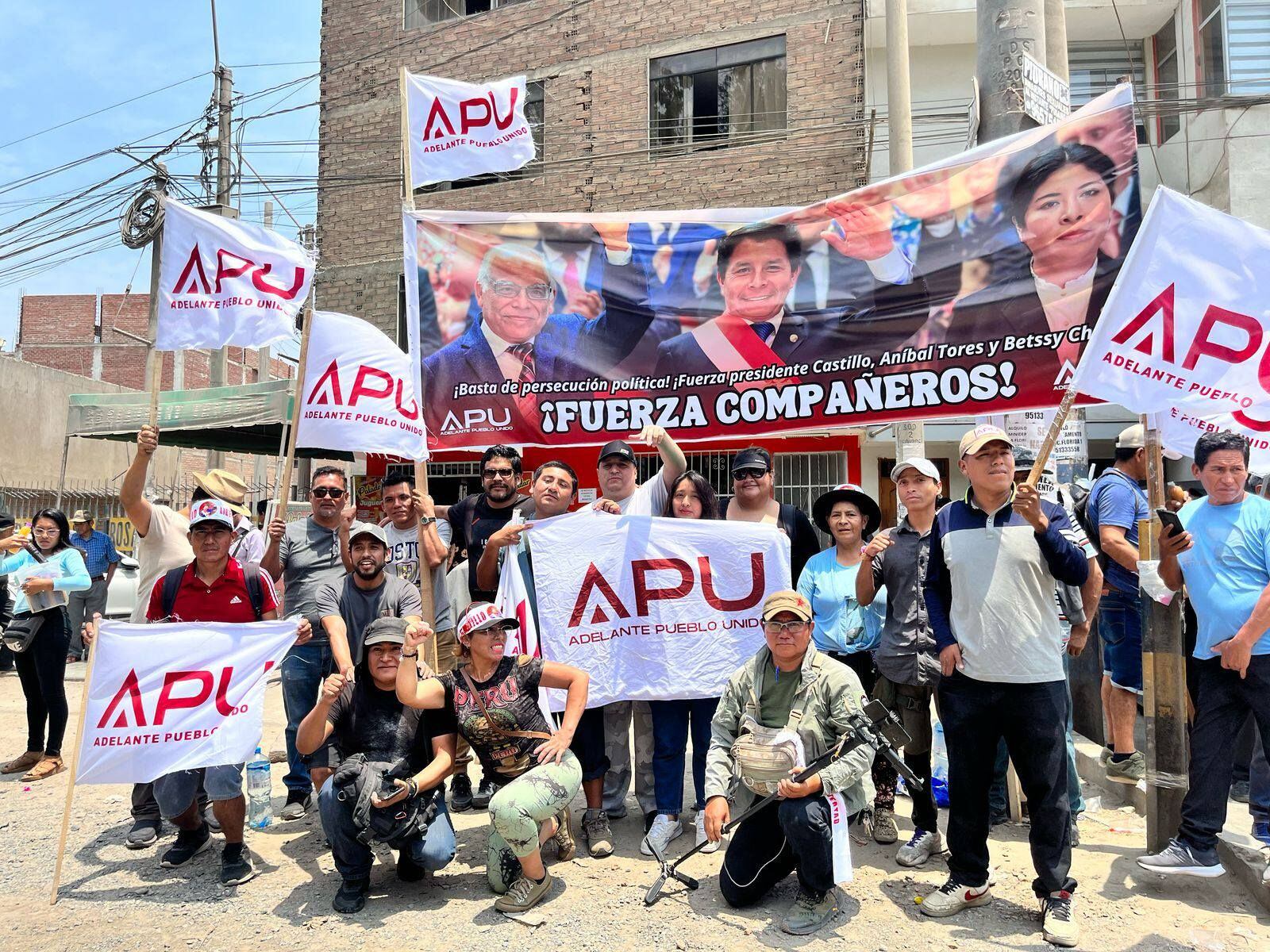 Representantes de APU el día del juicio de Pedro Castillo. El honbre de polo blanco y gorra negra, abajo de la gigantografía, luego se subiría junto a Aníbal Torres en el vehículo con el que se retiró del lugar. Foto: APU