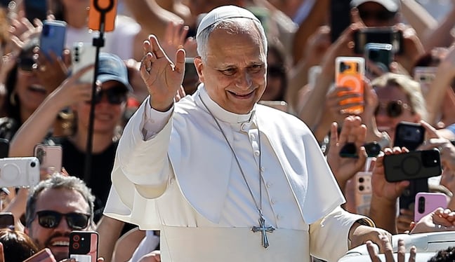 El papa León XIV llega para presidir su audiencia general semanal en la Plaza de San Pedro, Ciudad del Vaticano, el 17 de junio de 2026. (Angelo Carconi / EFE)