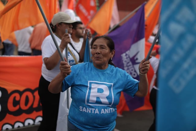 Simpatizantes de partidos llegan a exteriores del Centro de Convenciones por debate presidencial (Foto: Julio Reaño/GEC)