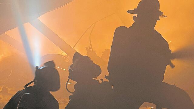 Los bomberos deben trabajar en equipo para poder hacer frente a las emergencias.