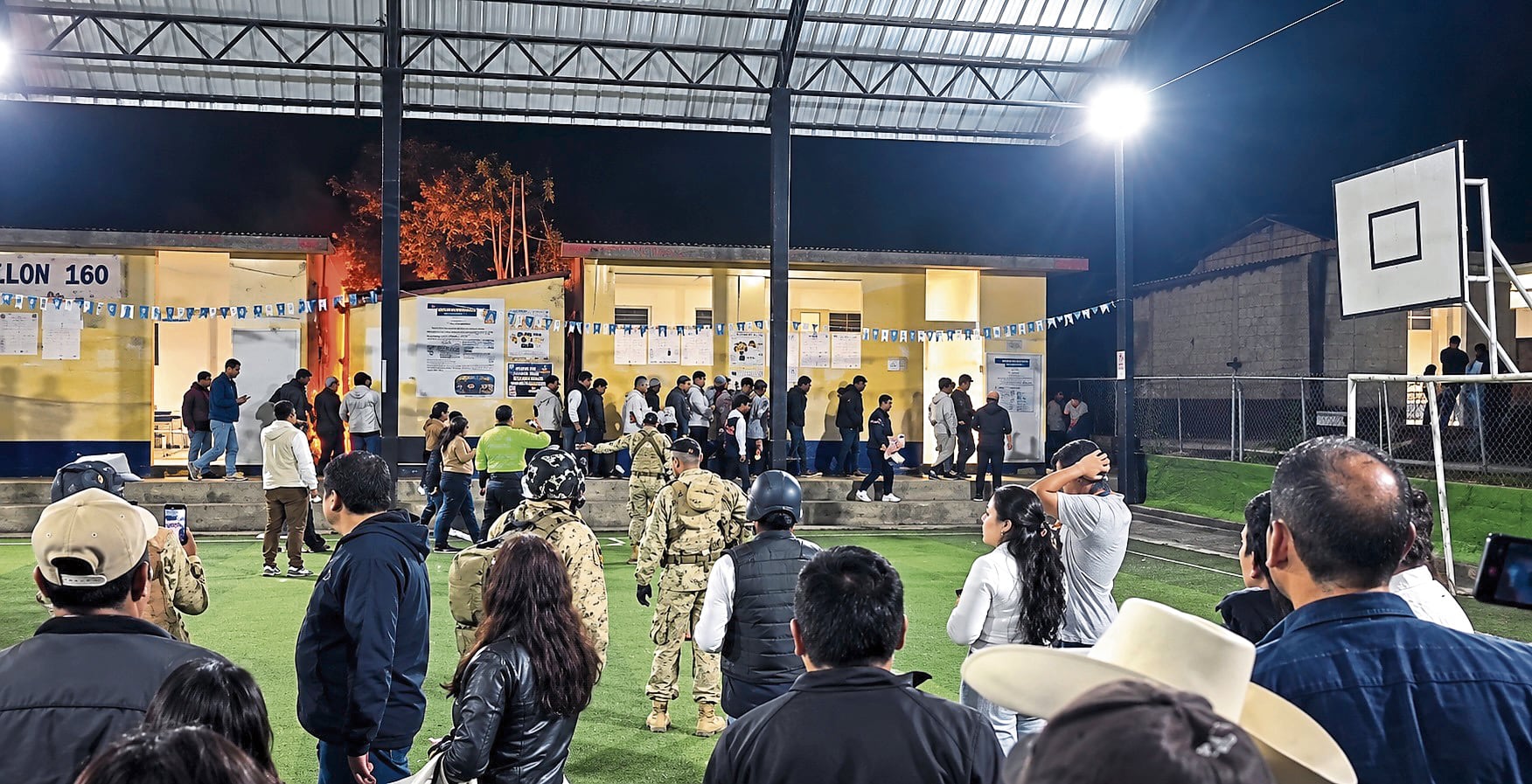 Destrozaron puerta de local de votación y tras apoderarse de cédulas de sufragio y más documentación, quemaron todo en exteriores de plantel.