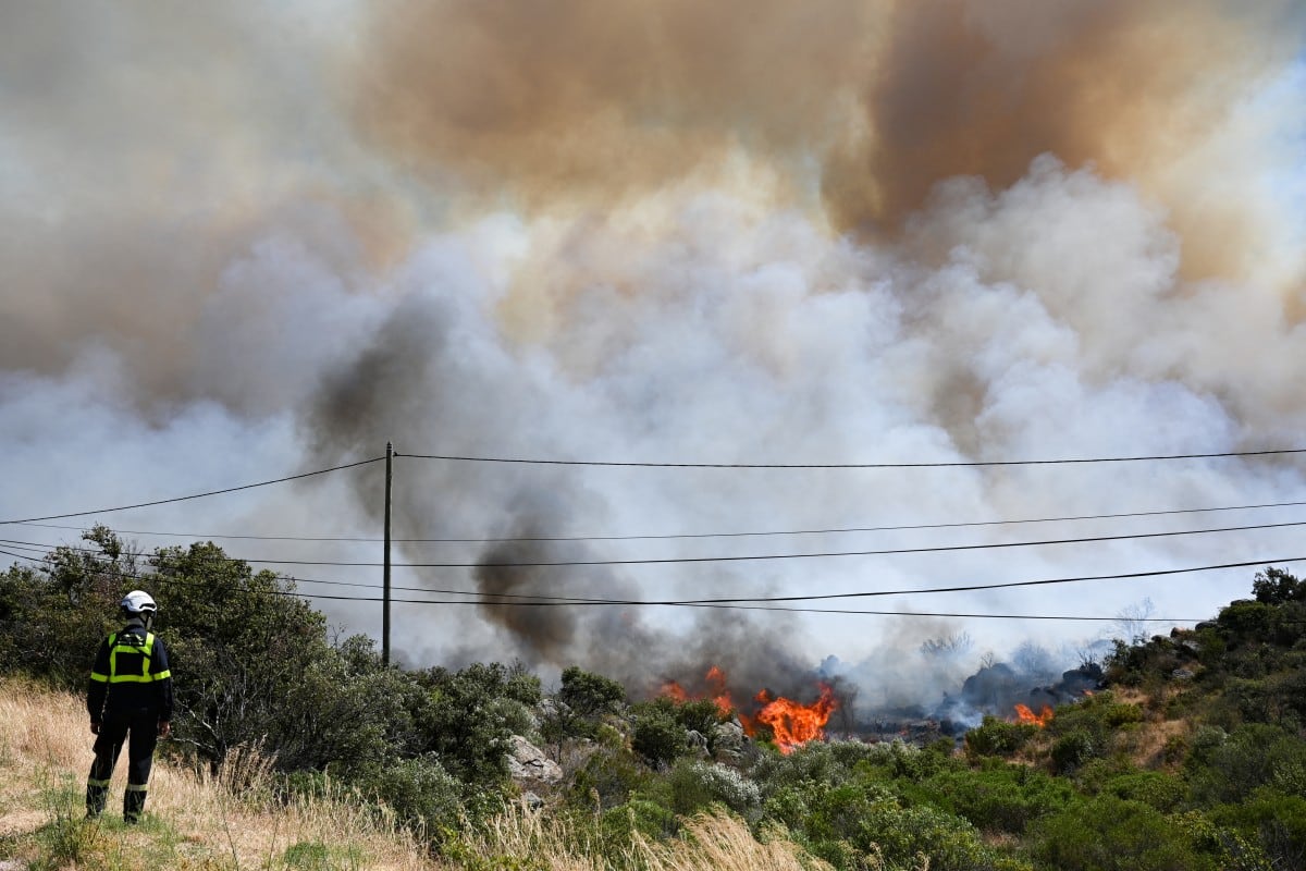 Los incendios coinciden con una nueva subida de las temperaturas en Europa occidental. Las autoridades mantienen alertas por calor extremo y advierten que la temporada de incendios comenzó antes de lo habitual. (Photo by Matthieu RONDEL / AFP)