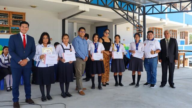 La Libertad: Entregaron distintivos a los 10 mejores alumnos en El Porvenir 