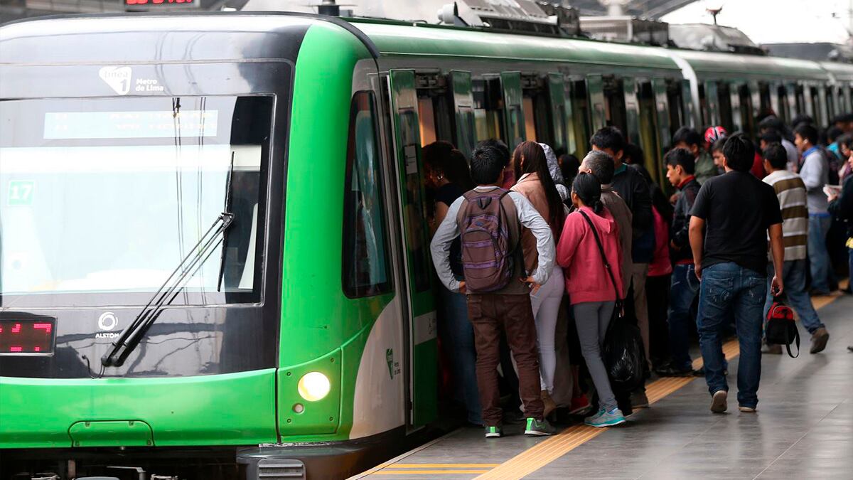 El Metro de Lima anunció que activaron sus protocolos de emergencia para “brindar la asistencia necesaria al pasajero afectado”. | Foto: Andina
