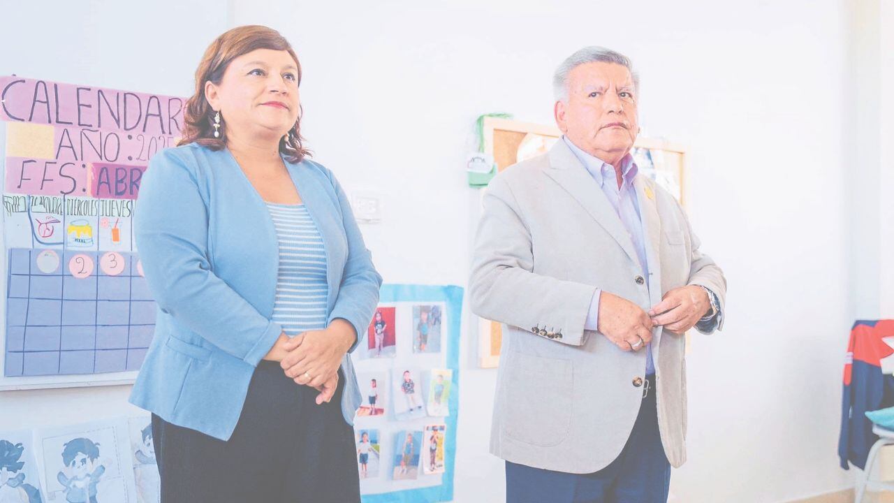 Ni bien el gobernador de La Libertad retorne de Europa, donde estuvo gozando de sus vacaciones, la vicegobernadora Joana Cabrera; el gerente de Salud, Aníbal Morillo; y otros servidores viajarán al Reino Unido para realizar una “visita técnica” y conocer cómo se construyen y equipan hospitales en esa parte de Europa.