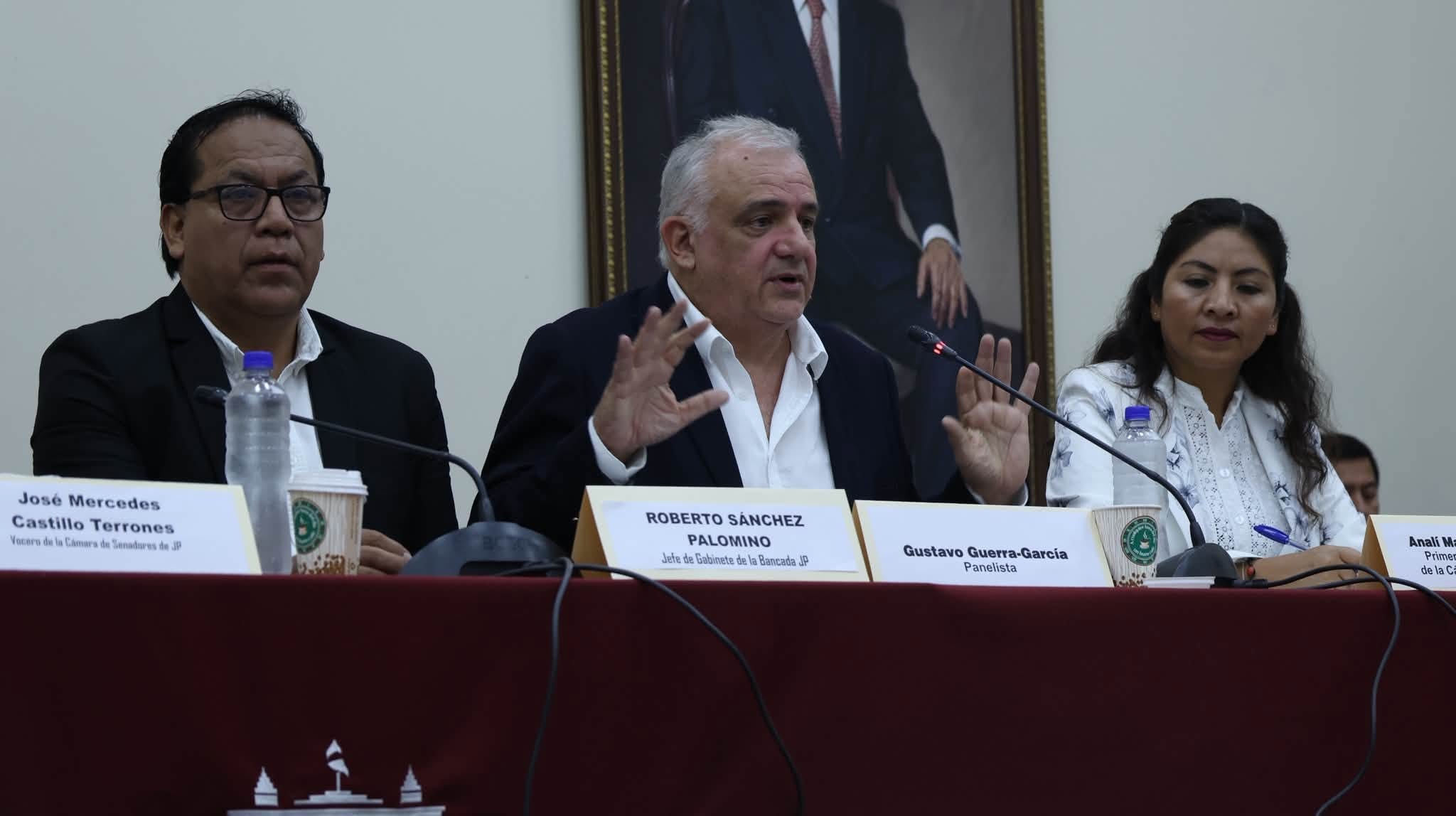 Foto subida por José Castillo del evento de la bancada de Juntos por el Perú, titulada "1° Panel de Análisis y Debate del anteproyecto de facultades extraordinarias".