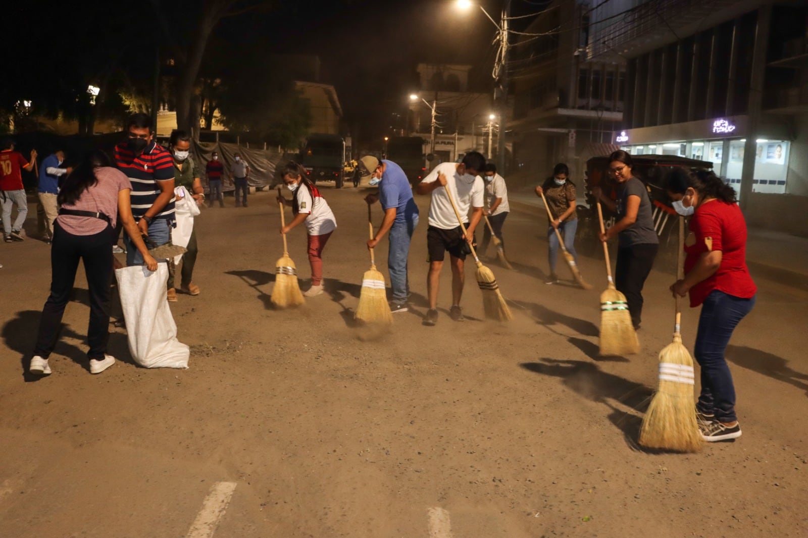 En estas labores se recogió 300 toneladas de arena y 150 toneladas de residuos sólidos