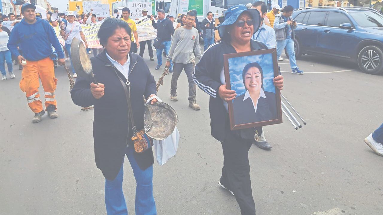 Familiares de regidora de Huanchaco asesinada de “marcas” y colectivo ciudadano protestan en Trujillo.