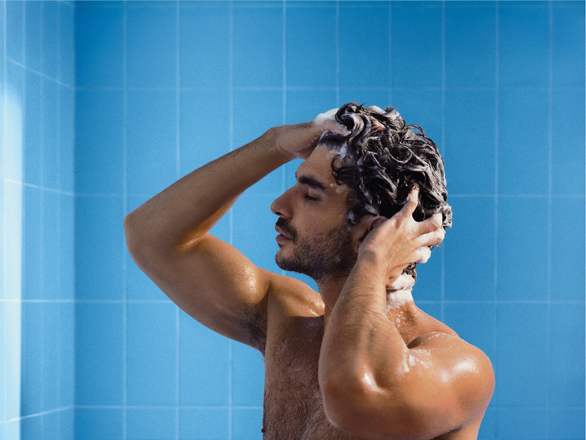 La tendencia del autocuidado masculino crece en Perú, con un 47% de los hombres incorporando productos especializados en su rutina.