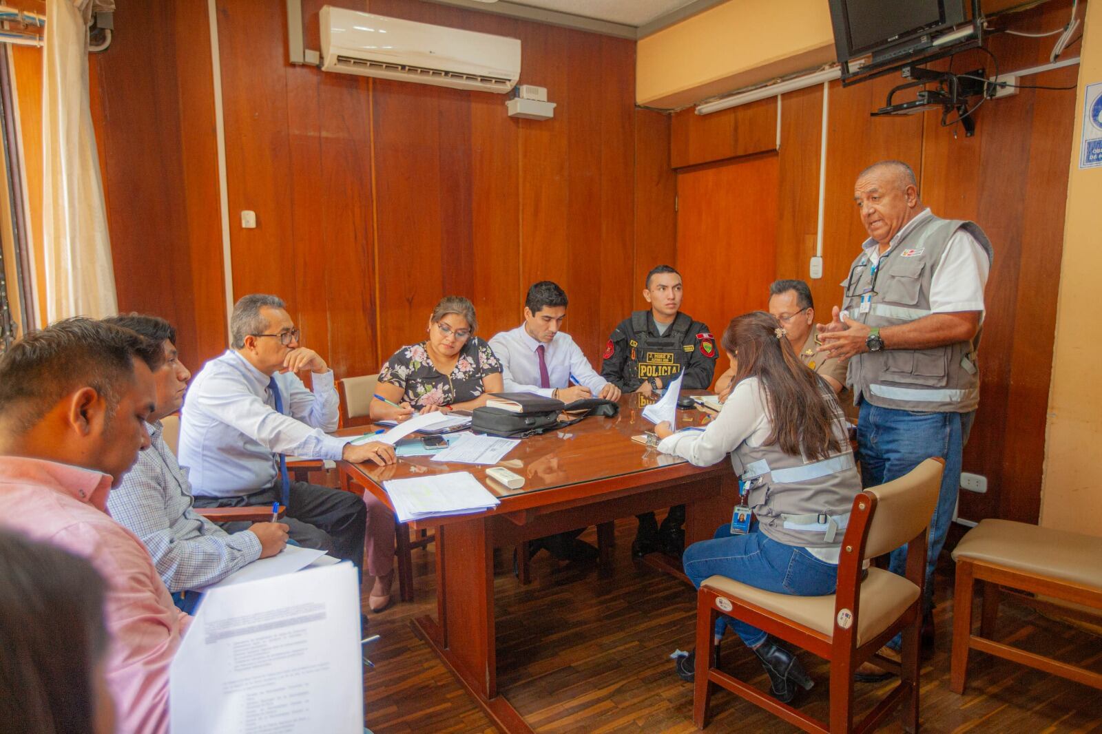 Instan a los ciudadanos a denunciar la venta ilegal de estos productos, ya que representan un peligro tanto para quienes los adquieren como para quienes viven en las cercanías de los lugares de venta