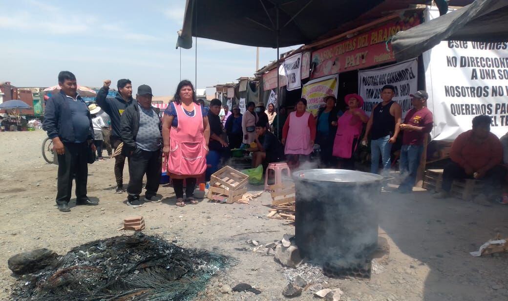 Comerciantes se encuentran cuatro días apostados preparando "ollas comunes". (Foto: Adrian Apaza)