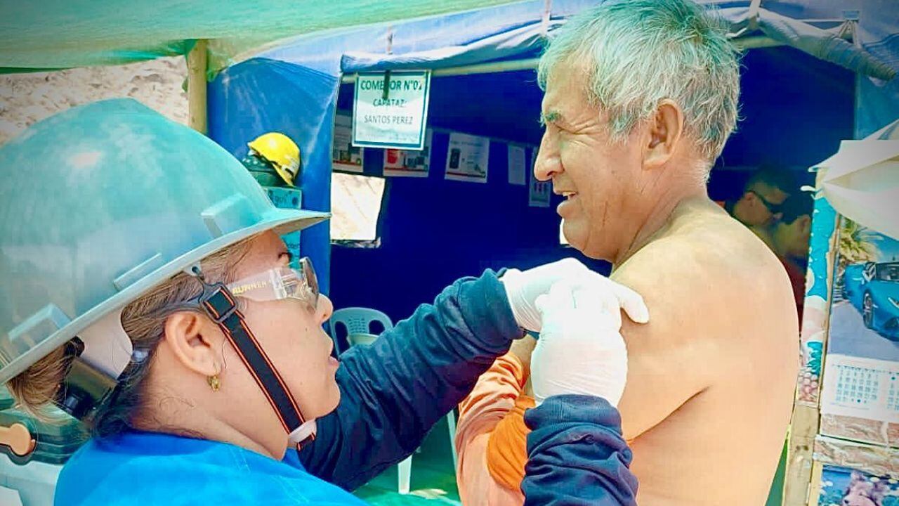 Mercedes Núñez Reyes, jefa de la Oficina de Atención Primaria de la Red Asistencial La Libertad, informó que se vacunó a 300 obreros de construcción.