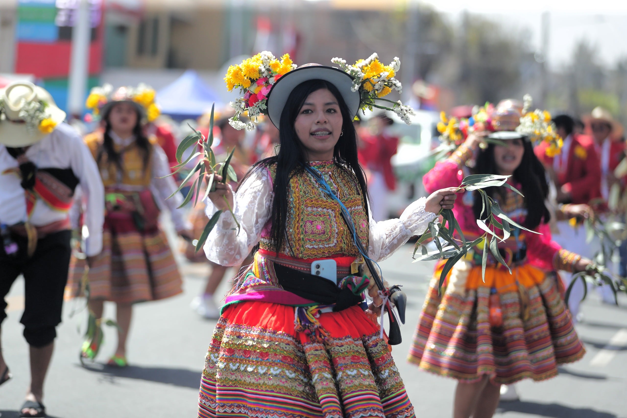 Fiesta y color se vive en el Pasacalle Regional "Cantemos y Bailemos por Nuestra Arequipa 2026". (Foto: Omar Cruz/@photo.gec)