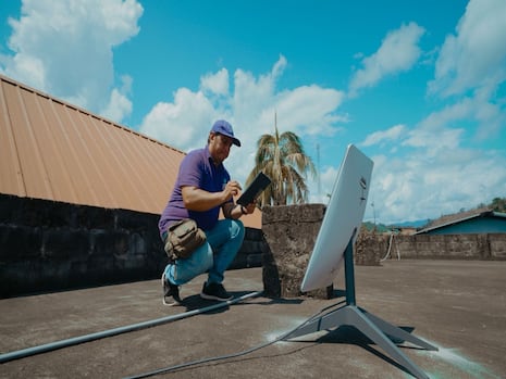 Ica: instalan antenas Starlink para que comunidades escolares accedan a internet