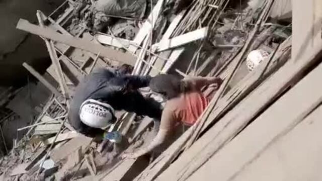 Así fue el rescate de tres personas tras derrumbe de quinta en el Cercado de Lima (VIDEO)