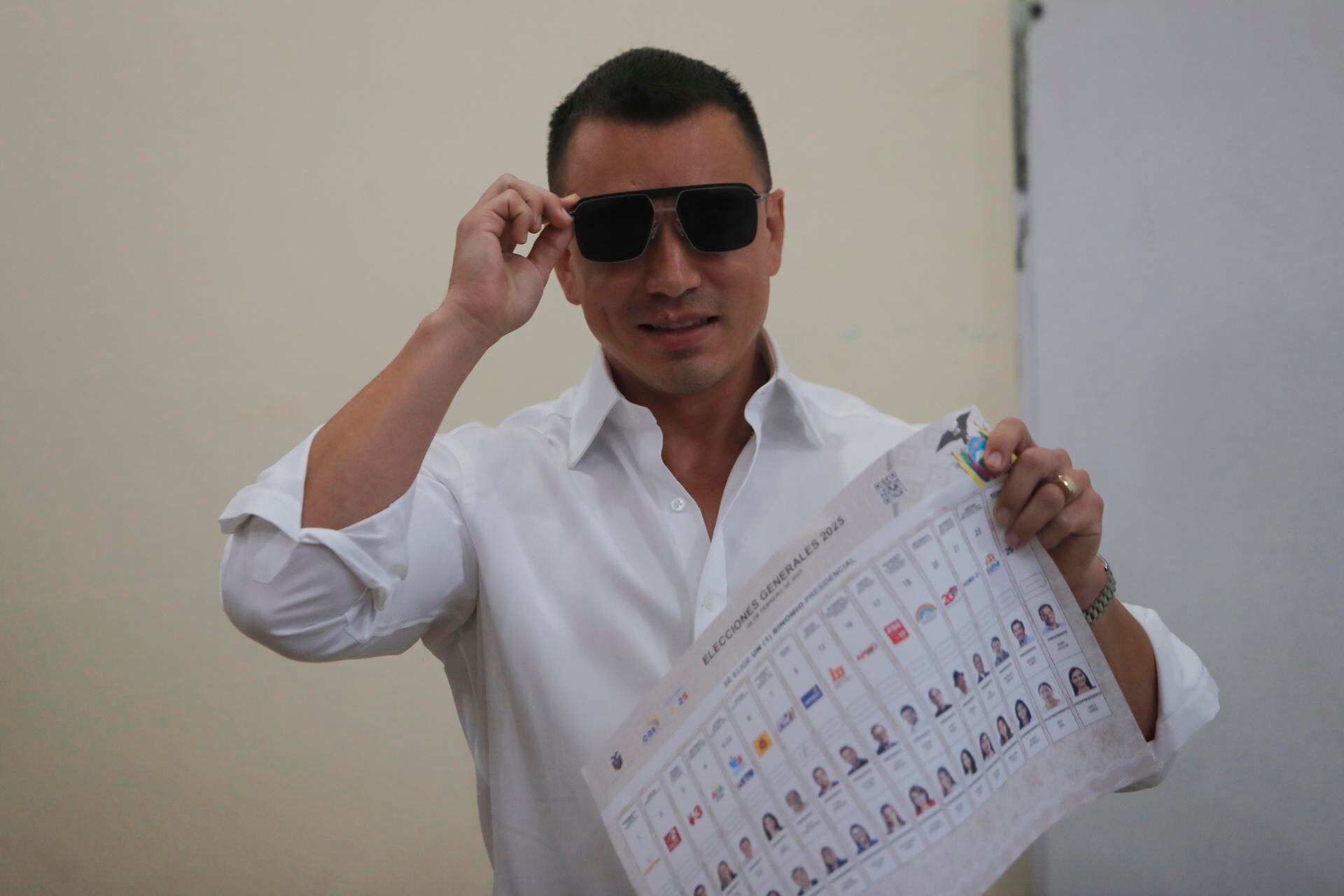 Daniel Noboa llegó al colegio Antonio Moya Sánchez, de la comuna de Olón, en la provincia costera de Santa Elena, acompañado de de su esposa y uno de sus tres hijos. (EFE/ Carlos Durán Araújo)