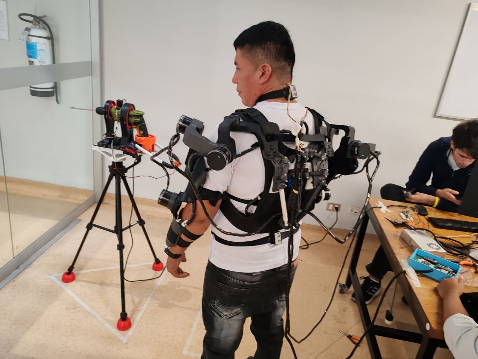 El prototipo utiliza resortes, amortiguadores y sensores para asistir determinados movimientos sin motores ni baterías. Su desempeño aún se encuentra sujeto a validación experimental.