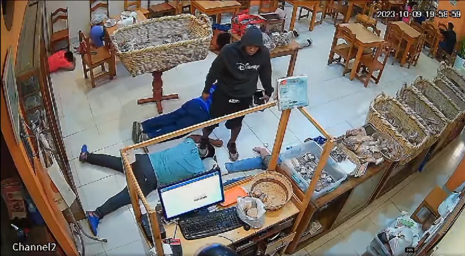 Los delincuentes armados los redujeron y les llevaron dinero y celulares. Estos serían los mismos que robaron en la cevichería D´Carlos