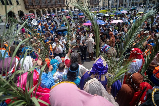 Domingo de Ramos: fieles y el Cristo Cholo recorren la Catedral y Plaza de Armas de Lima. (Fotos: Paloma del Solar/GEC)