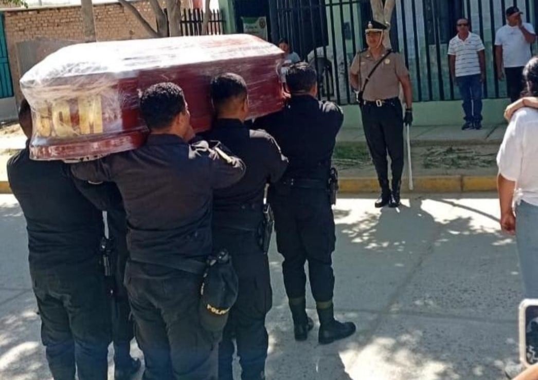 Sus colegas le rindieron un homenaje en la comisaría de Miguel Checa. Sus restos fueron sepultados en el cementerio Jardines de la Resurrección, donde también descansan los del empresario Daniel Agurto