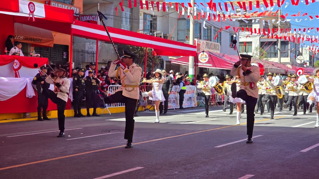 Desfile cívico escolar en el distrito de Paucarpata (Arequipa) por el 205 Aniversario de la Independencia del Perú. (Foto: Yunsu Pariapaza/@photo.gec)
