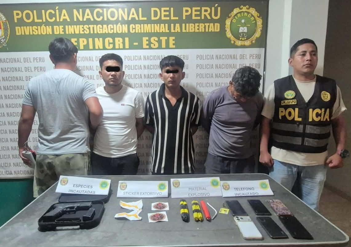 Según la Policía están vinculados a casos de extorsión. Se les incautó cartuchos de dinamita y una réplica de pistola.