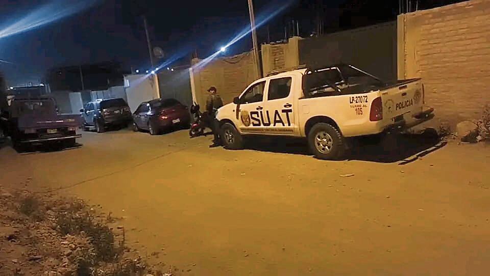 Personal de la Policía sigue tras los pasos de otros miembros de la organización. Foto: GEC.