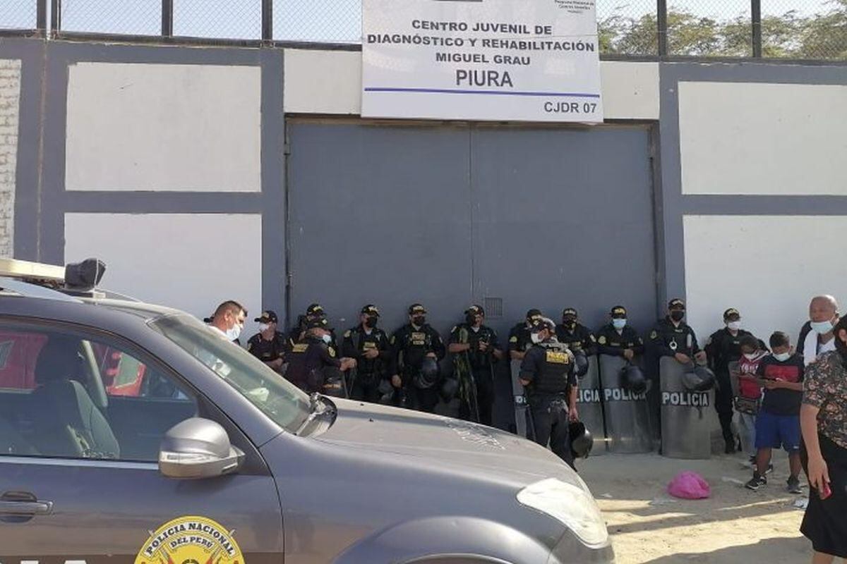 Junto a otros dos sujetos le sustrajeron equipo móvil a joven que se encontraba en el frontis de su casa