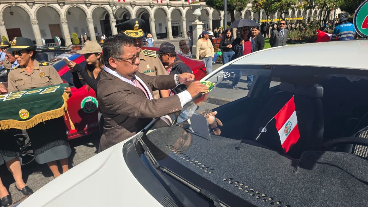 Policía Nacional coloca distintivos a taxis que son debidamente identificados en Arequipa (Foto: Yunsu Pariapaza/@photo.gec)