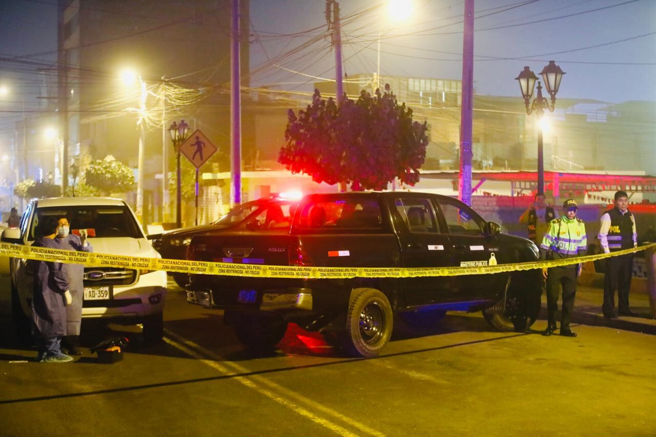 La víctima, aún no identificada, fue atacada en plena avenida Independencia. La Policía presume que se trataría de un ciudadano extranjero. Criminalística halló 13 casquillos de bala en la escena. (Foto: GEC)