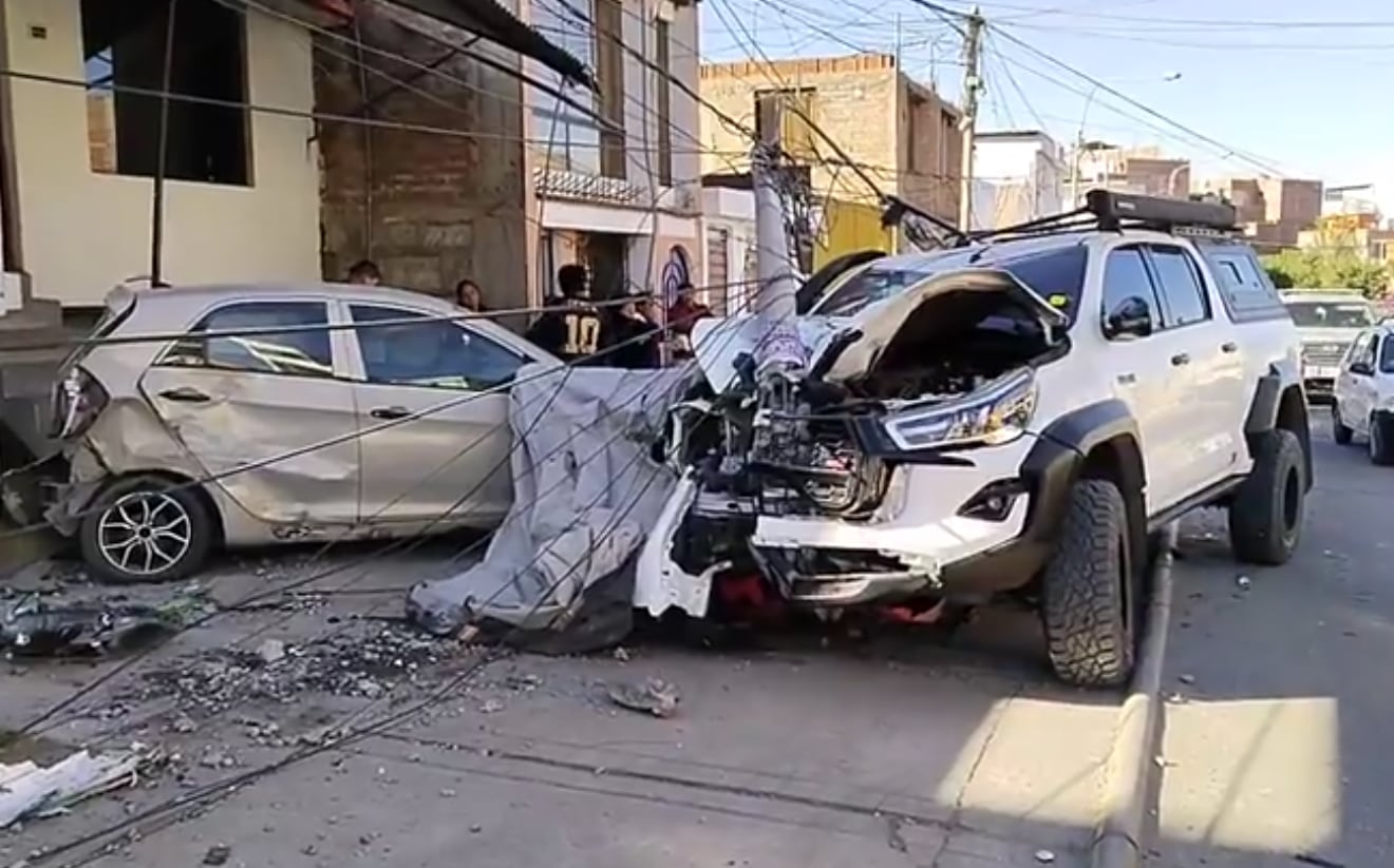 Camioneta derriba poste y choca a auto en Cerro Colorado, Arequipa