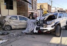 Camioneta derriba poste y choca a un auto en Cerro Colorado, Arequipa