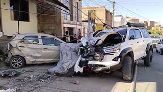 Camioneta derriba poste y choca a un auto en Cerro Colorado, Arequipa