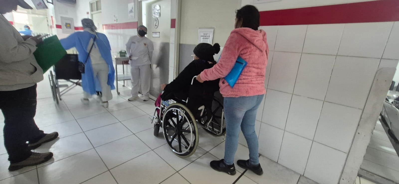 Joven alumbra a su hija en patrullero policial en Arequipa (Foto: Pedro Torres/@photo.gec)