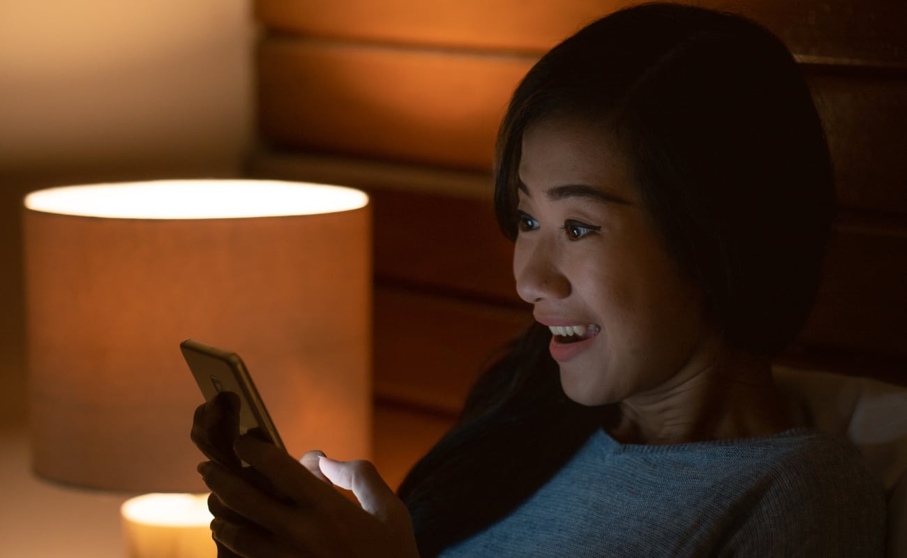 El uso prolongado de dispositivos móviles puede provocar ojos secos, visión borrosa y cansancio ocular. Pequeños cambios en la configuración del teléfono pueden mejorar la comodidad visual durante el día.