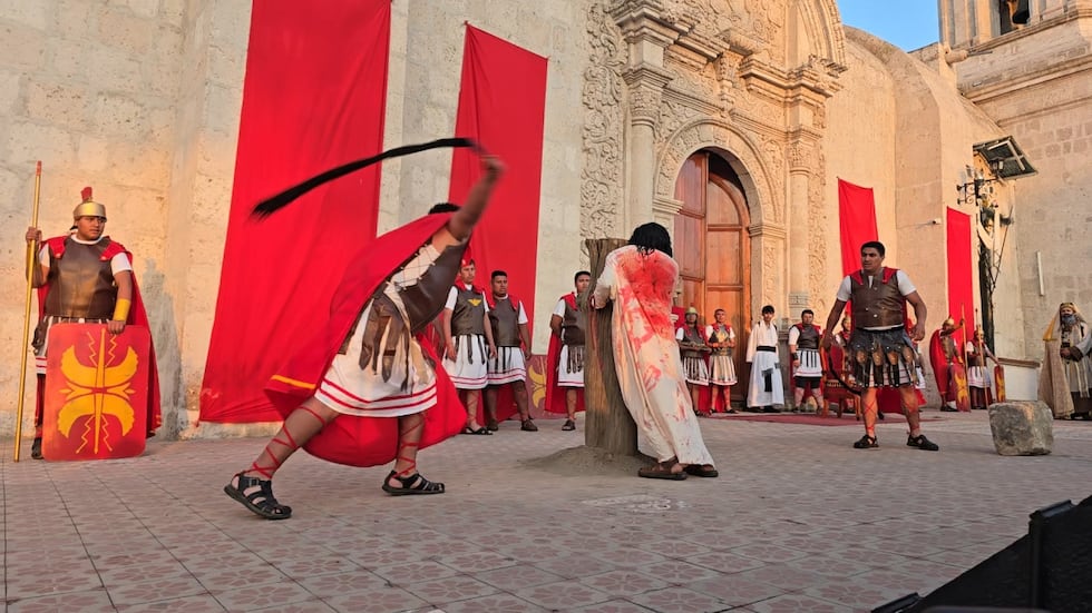 Escenificación de Jesucristo siendo castigado, en Paucarpata, Arequipa. (Foto: Yunsu Pariapaza/@photo.gec)