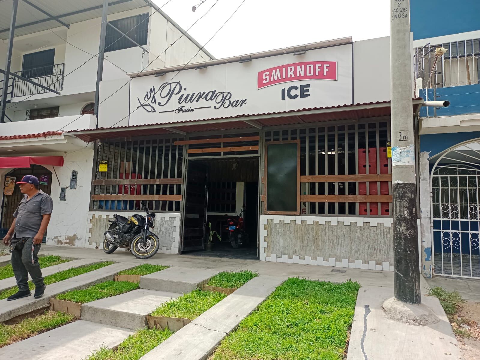 Delincuentes fueron capturados por dos agentes que se encontraban cenando en el interior del establecimiento ubicado en la Urb. La Alborada