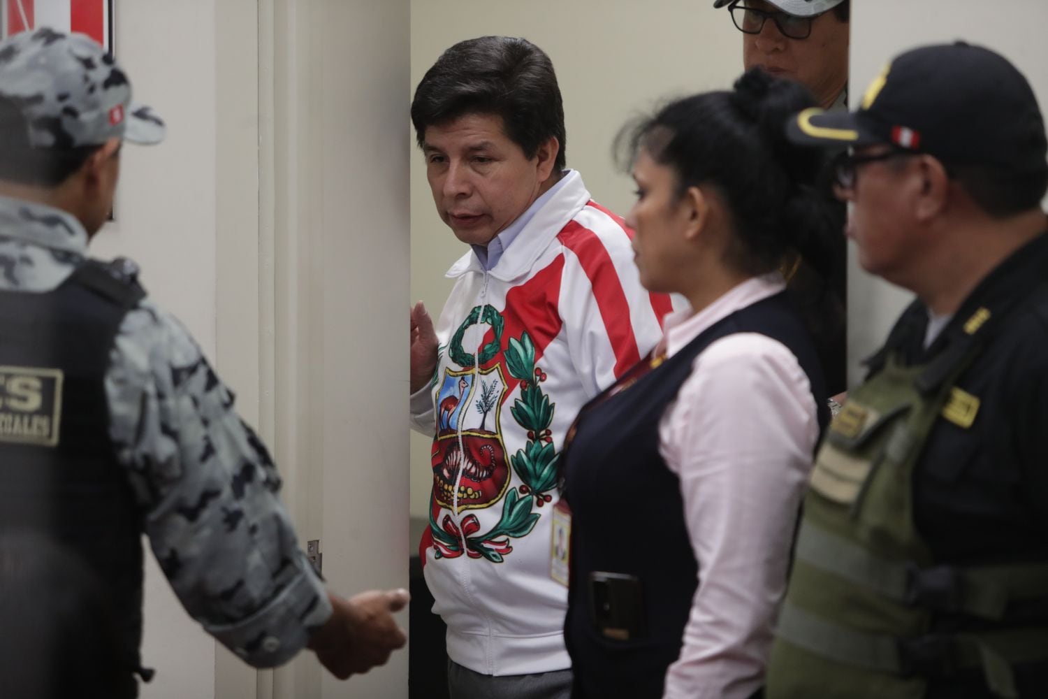 Pedro Castillo ingresa a la sala de audiencias durante la séptima audiencia de su juicio por el golpe de Estado. Foto: GEC / Alessandro Currarino
