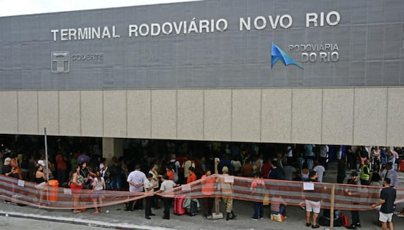 Al menos quince personas fueron tomadas como rehenes por un hombre armado que disparó contra dos de ellos. Todo ocurrió en la estación Novo Rio, en el centro de Rio de Janeiro.  Foto: Pablo PORCIUNCULA / AFP