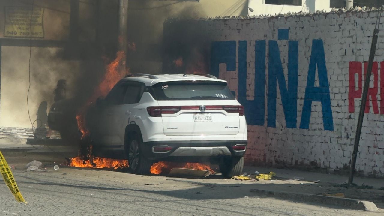 Vehículo quedó completamente calcinado en la quinta etapa de la urbanización San Andrés.