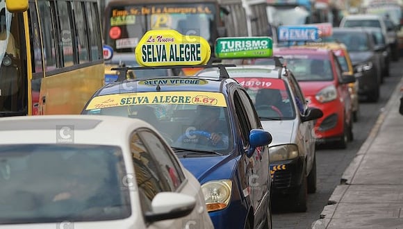 Entrega de Satares para formalizar a taxistas de Arequipa. (Foto: GEC)