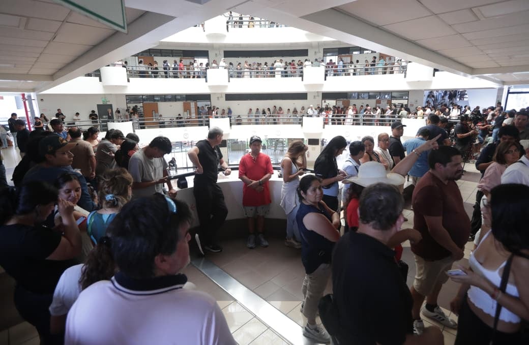 Se reporta aglomeración de votantes por la demora de apertura de las mesas de sufragio en las inmediaciones de la Universidad de Lima.
Fotos: Julio Reaño/@photo.gec