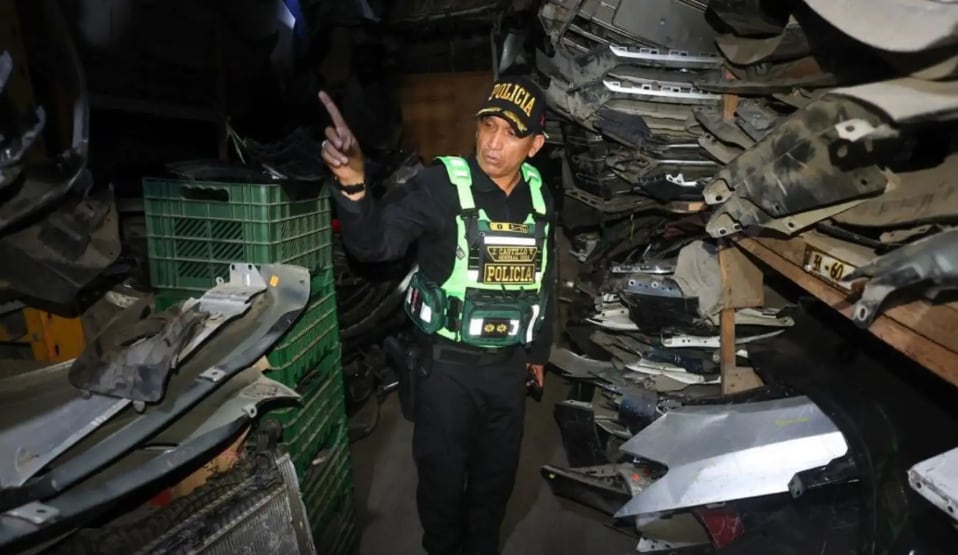 La intervención permitió encontrar accesorios de vehículos de alta y media gama en un inmueble, donde también fue detenido un hombre que quedó bajo investigación. FOTO: DIFUSIÓN